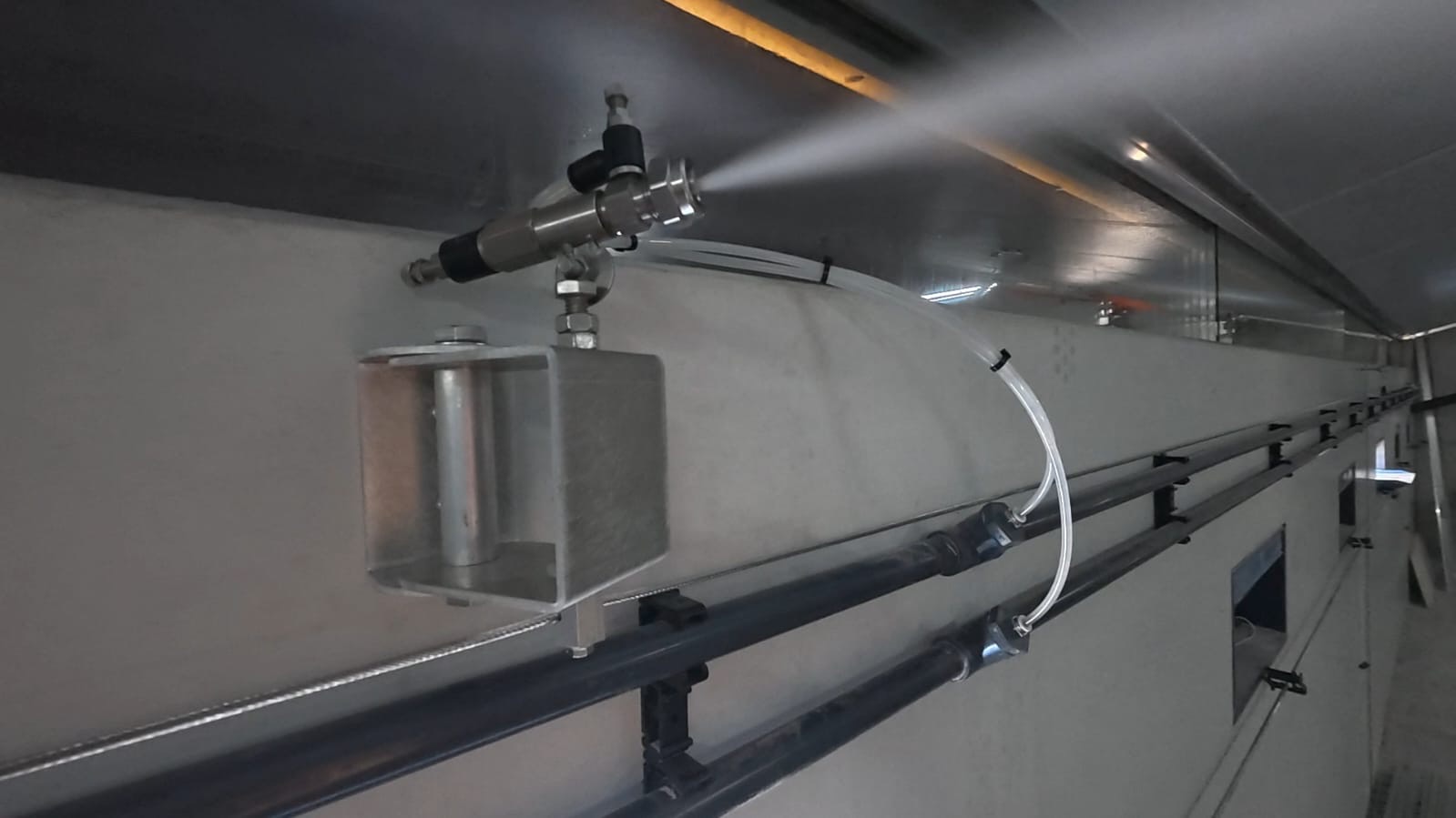 Buse Aerhydra en fonctionnement : le jet d’air comprimé fragmente l’eau en brume